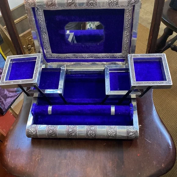 Fantastic LargeVintage Heavily Embossed Locking Jewelry Box EUC